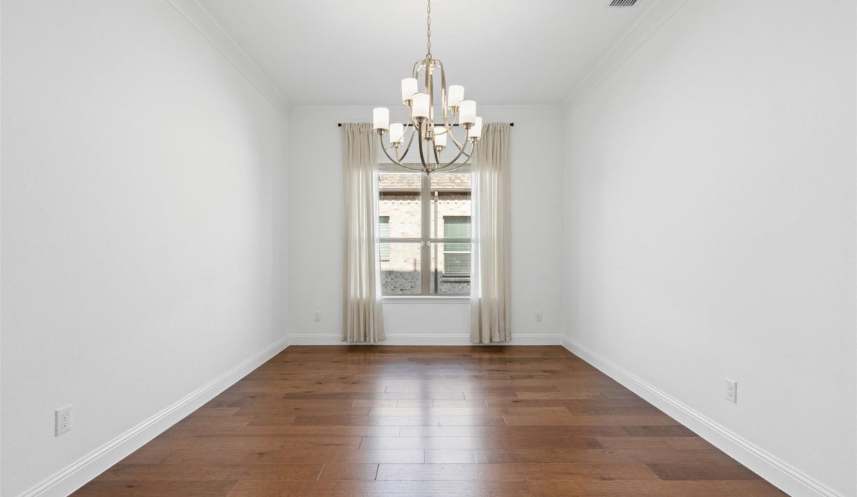 07-1014-ember-crest-dining-room