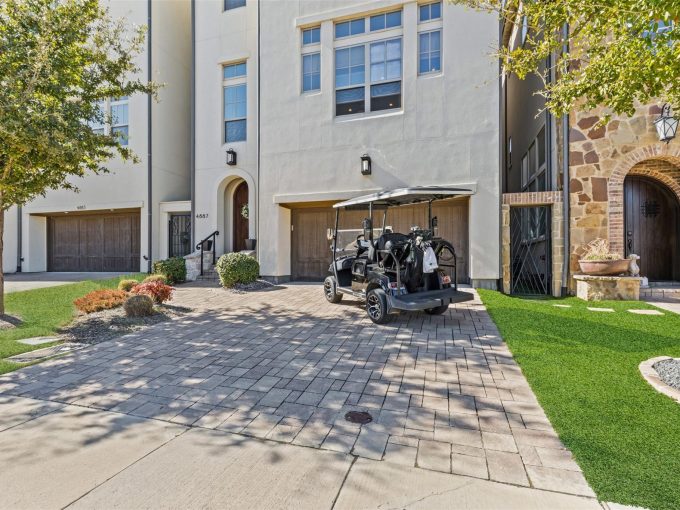 4887 Cloudcroft Lane Irving, TX driveway