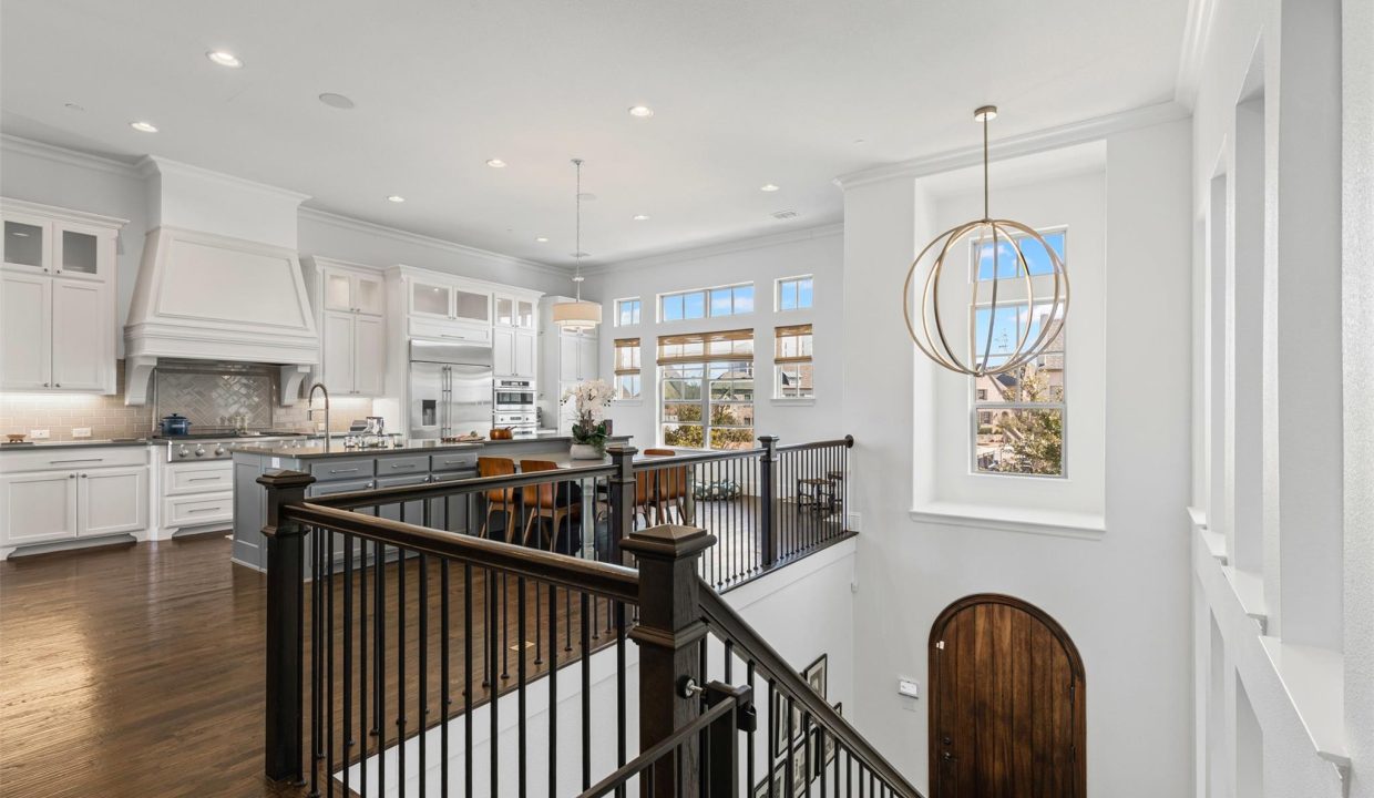 5-4887-cloudcroft-lane-irving-tx-stairway