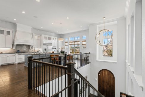 5-4887-cloudcroft-lane-irving-tx-stairway