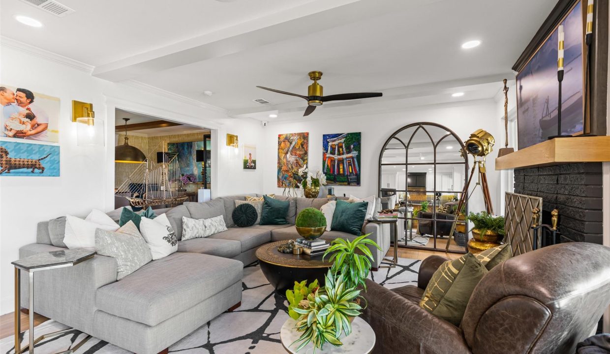 9-3204-bouvier-st-rowlett-tx-living-room-prominus-real-estate