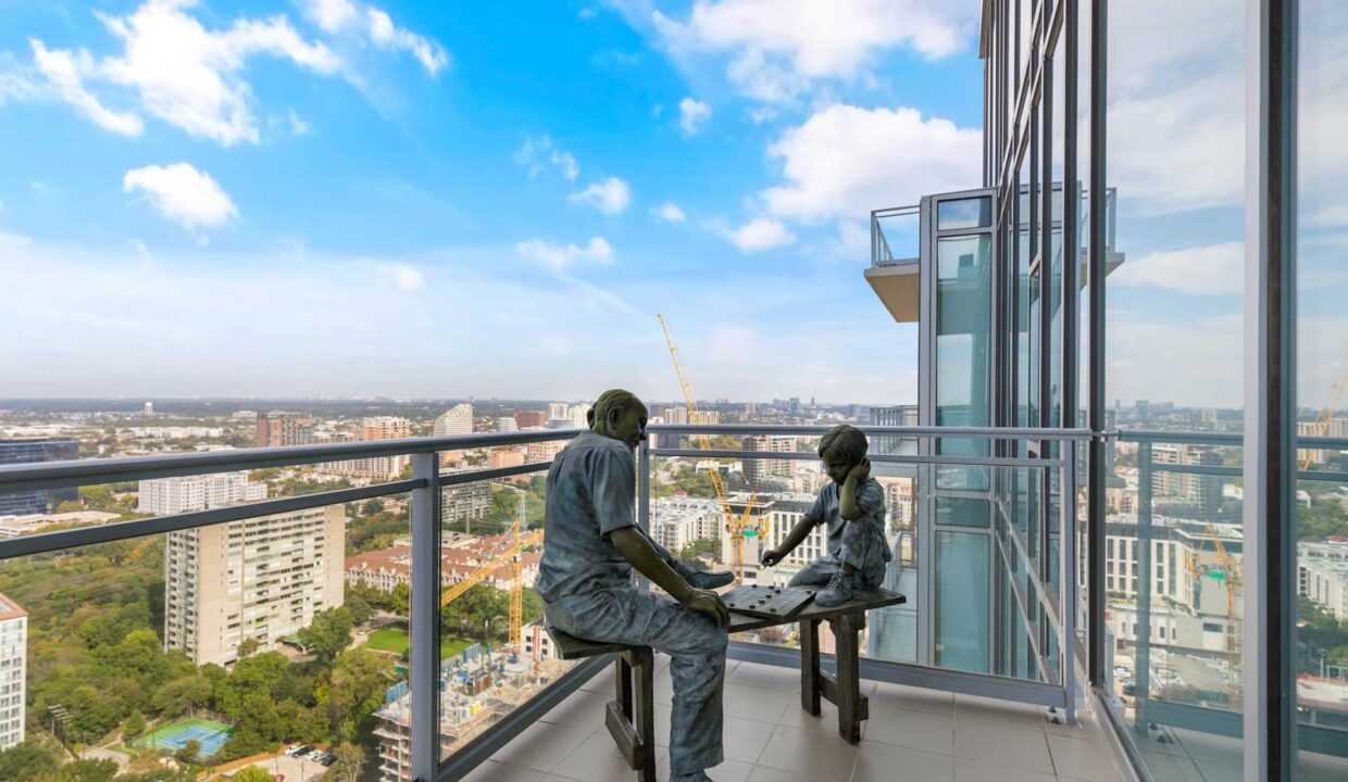2900-mckinnon-st-dallas-balcony-1