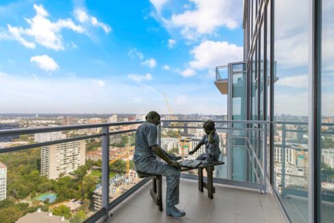 2900-mckinnon-st-dallas-balcony-1