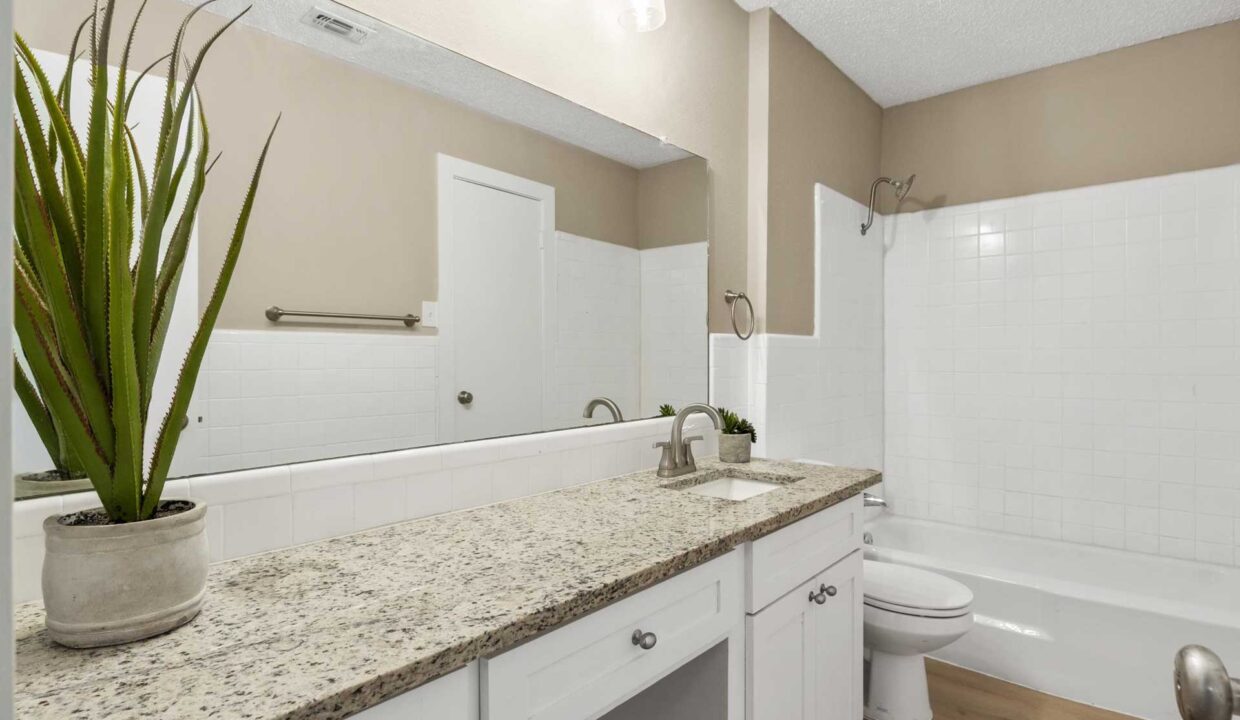 206-leighton-drive-terrell-texas-real-estate-prominus-bathroom-27