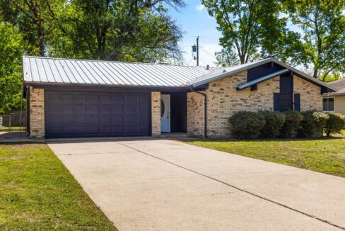 206-leighton-drive-terrell-texas-real-estate-prominus-driveway-6