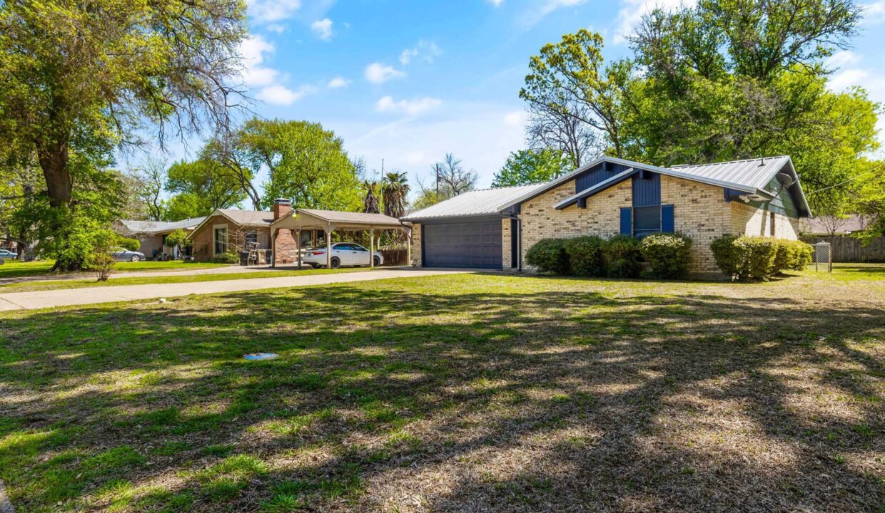 206-leighton-drive-terrell-texas-real-estate-prominus-home-side-view-2