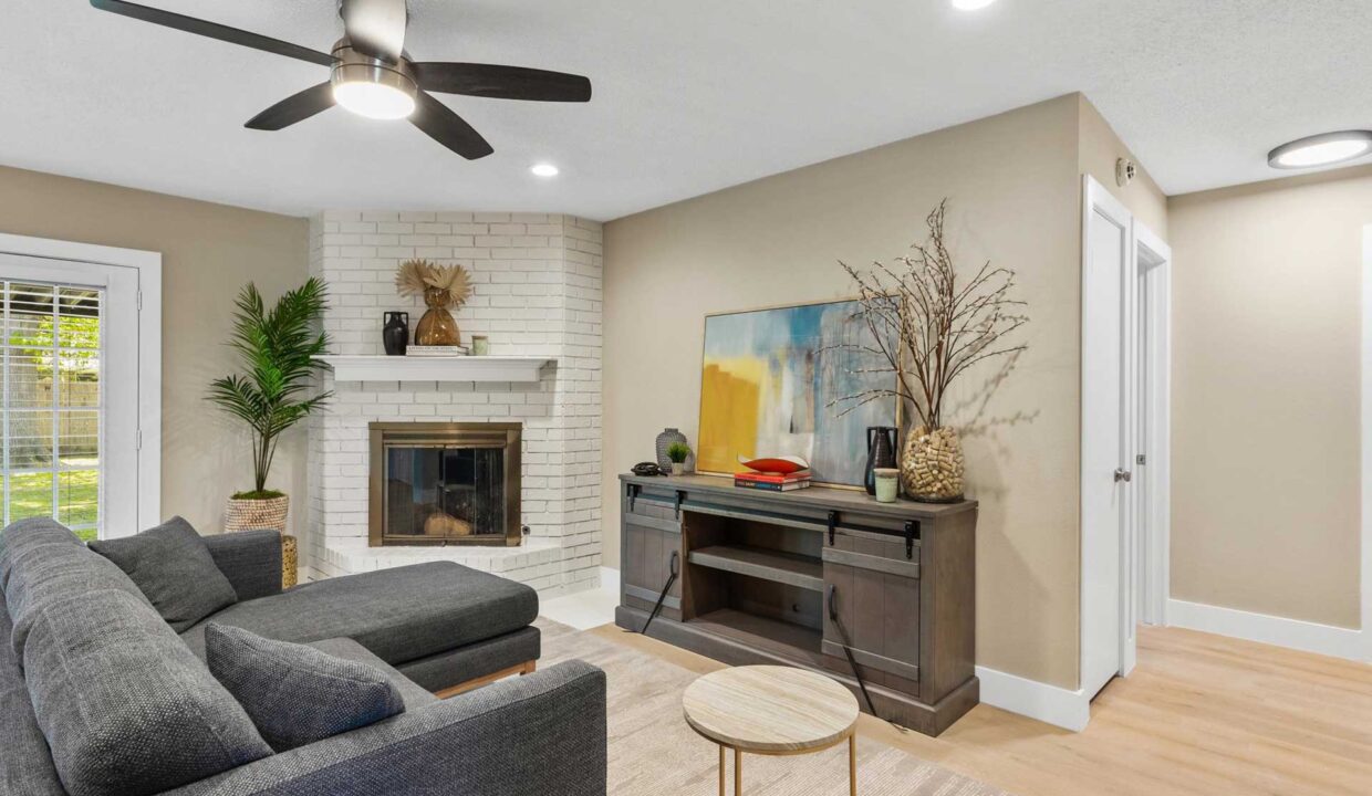 206-leighton-drive-terrell-texas-real-estate-prominus-living-room-11