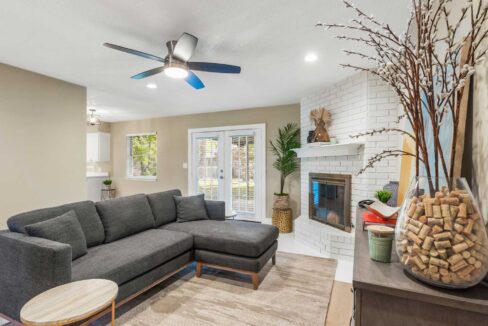 206-leighton-drive-terrell-texas-real-estate-prominus-living-room-12
