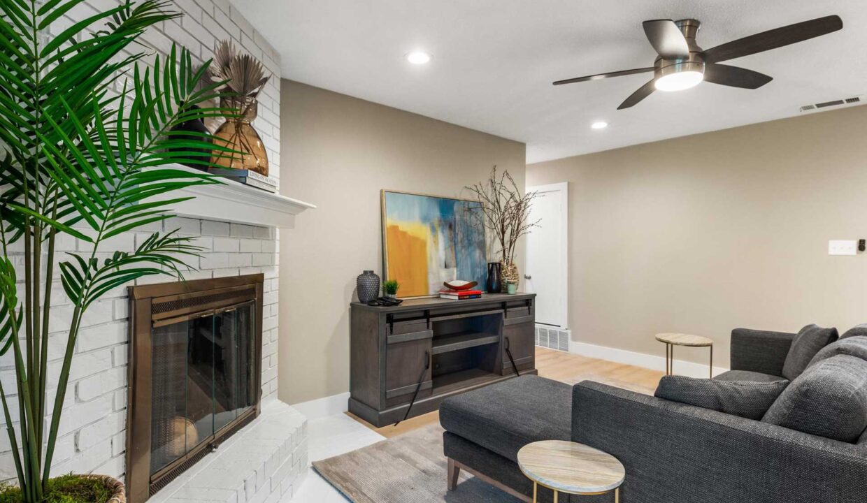 206-leighton-drive-terrell-texas-real-estate-prominus-living-room-13