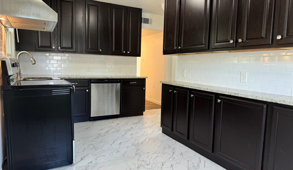 10-2533-norwood-drive-dallas-kitchen