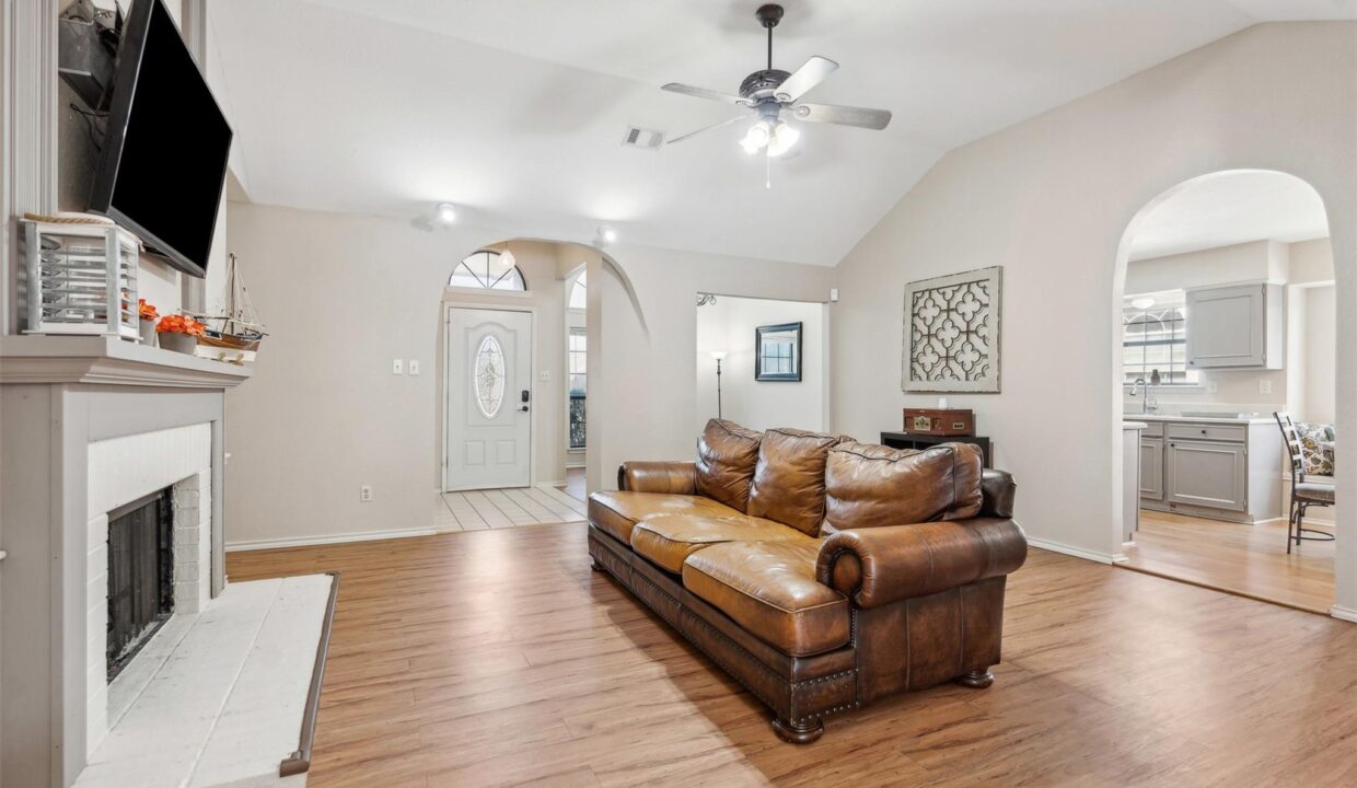 10-7021-lo-chalmers-lane-garland-tx-home-living-room