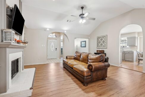 10-7021-lo-chalmers-lane-garland-tx-home-living-room