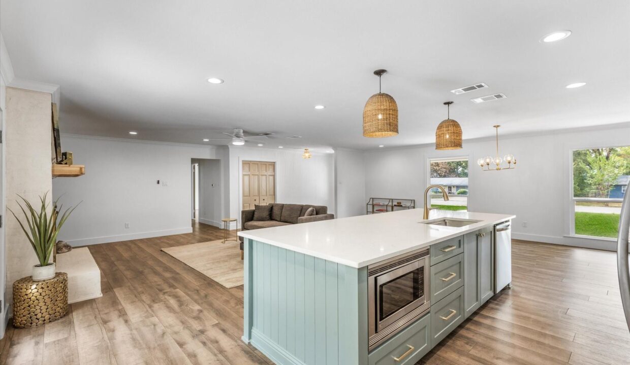 11-213-n-oaks-drive-grand-saline-tx-kitchen