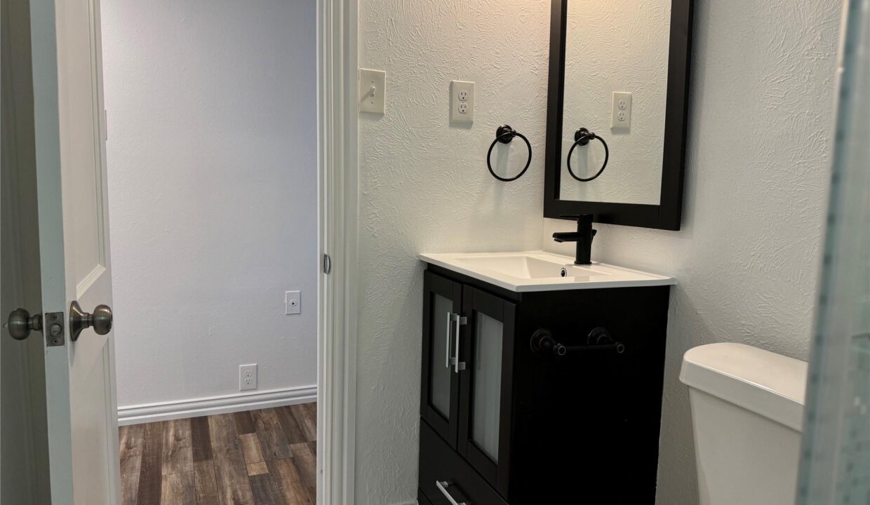 13-2533-norwood-drive-dallas-bathroom