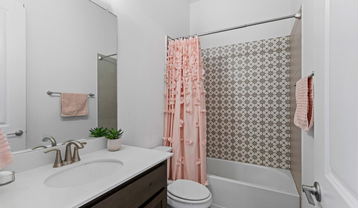 15-1306-middleton-drive-rockwall-tx-bathroom