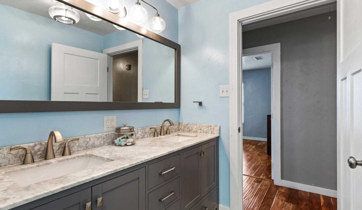 1529-mapleton-drive-dallas-bathroom-2