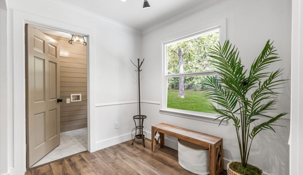 16-213-n-oaks-drive-grand-saline-tx-foyer