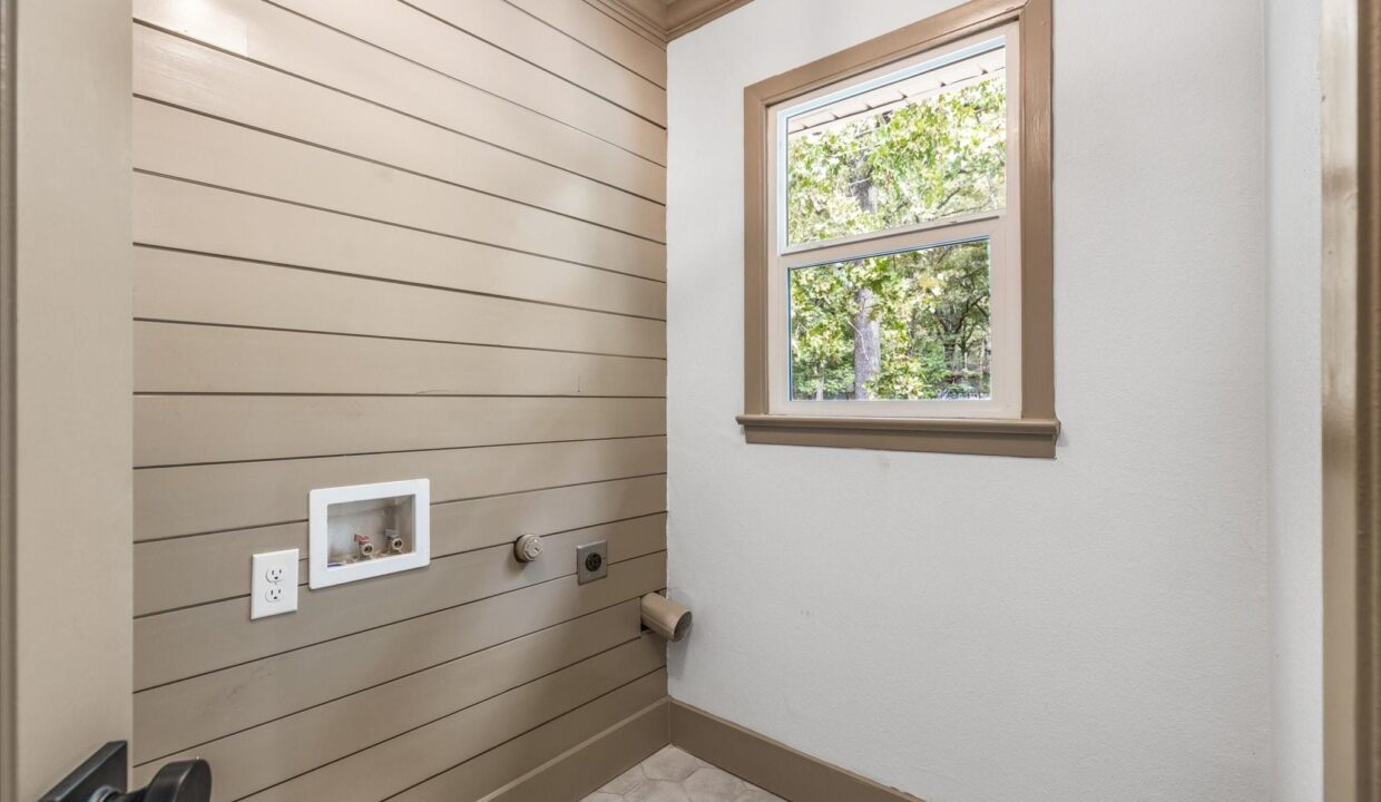 17-213-n-oaks-drive-grand-saline-tx-laundry