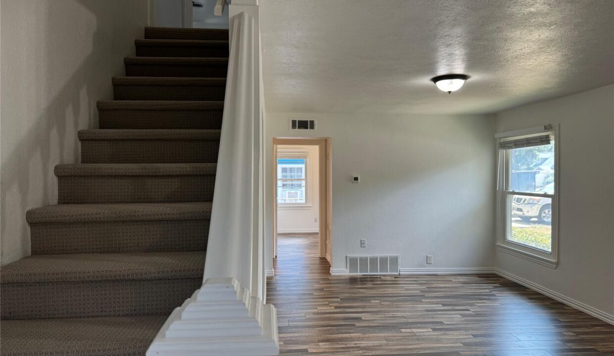 18-2533-norwood-drive-dallas-stairs