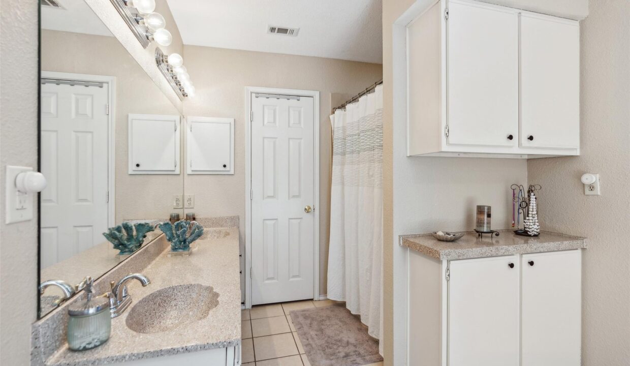 18-7021-lo-chalmers-lane-garland-tx-home-bathroom