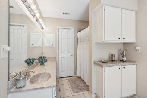 18-7021-lo-chalmers-lane-garland-tx-home-bathroom
