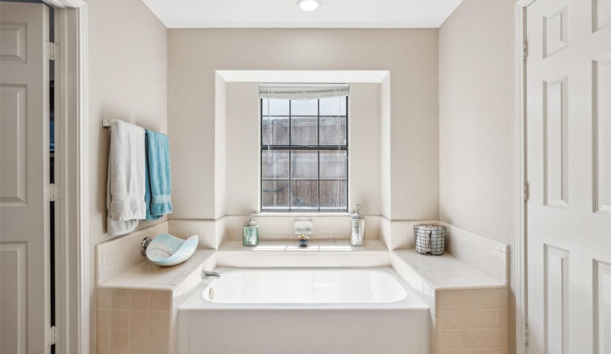 19-7021-lo-chalmers-lane-garland-tx-home-bathroom