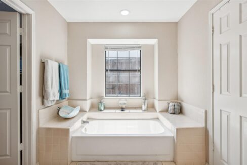 19-7021-lo-chalmers-lane-garland-tx-home-bathroom
