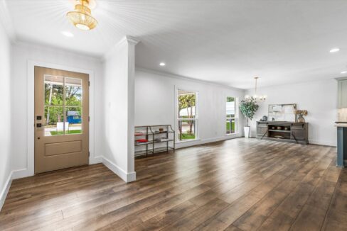 2-213-n-oaks-drive-grand-saline-tx-living-area