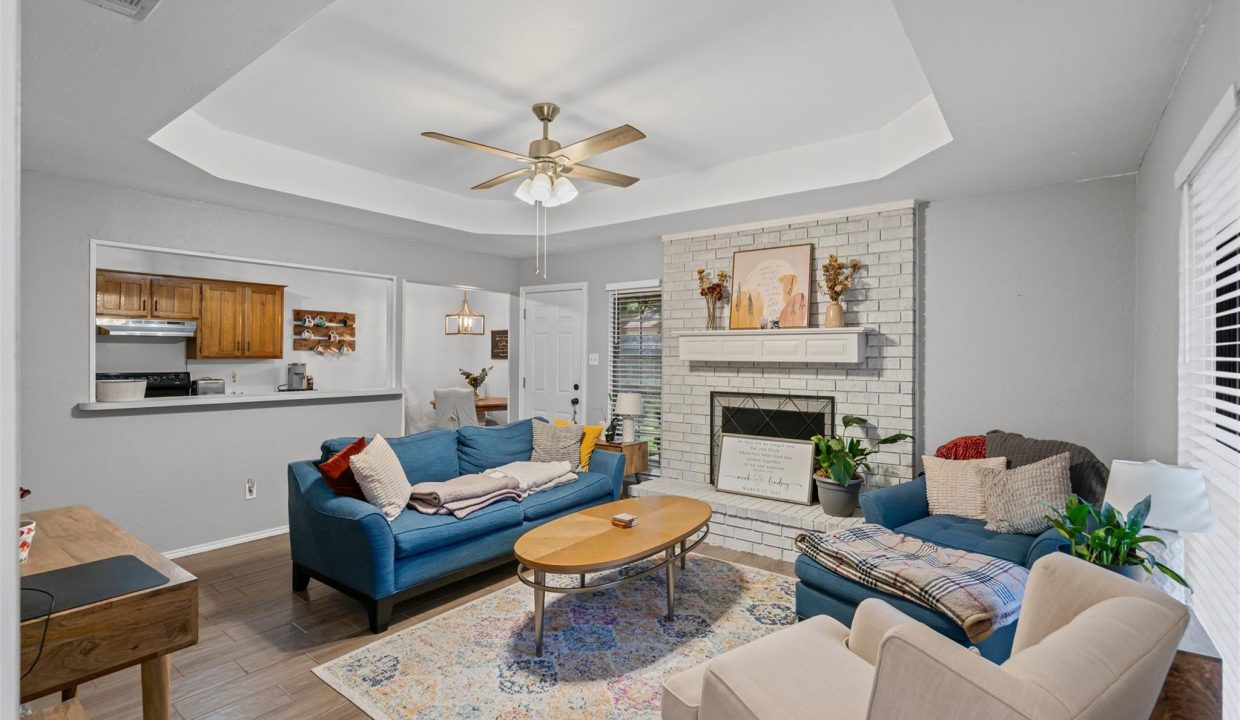 2-5216-wild-horse-ct-arlington-tx-living-room