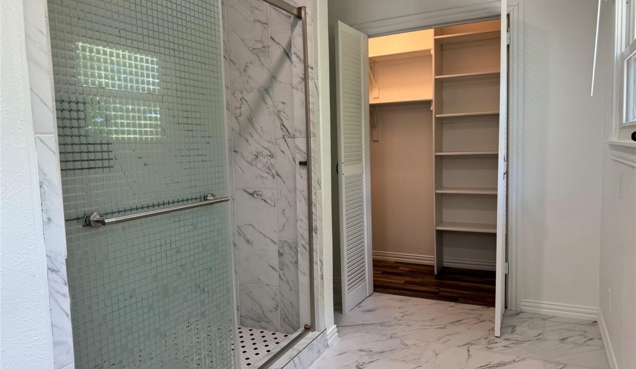 20-2533-norwood-drive-dallas-bathroom