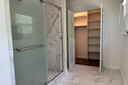 20-2533-norwood-drive-dallas-bathroom