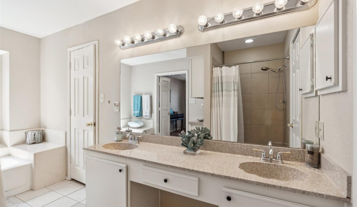 20-7021-lo-chalmers-lane-garland-tx-home-bathroom