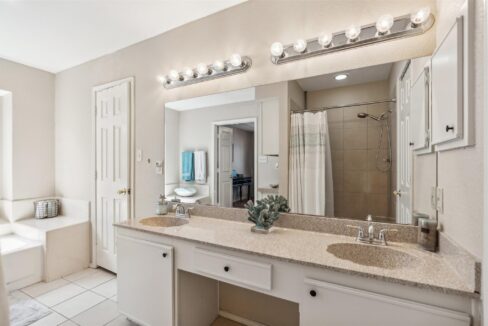 20-7021-lo-chalmers-lane-garland-tx-home-bathroom
