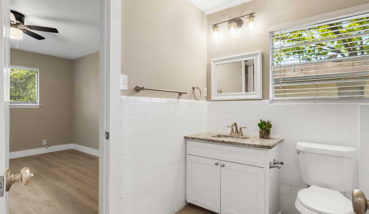 206-leighton-drive-terrell-texas-real-estate-prominus-bathroom-22