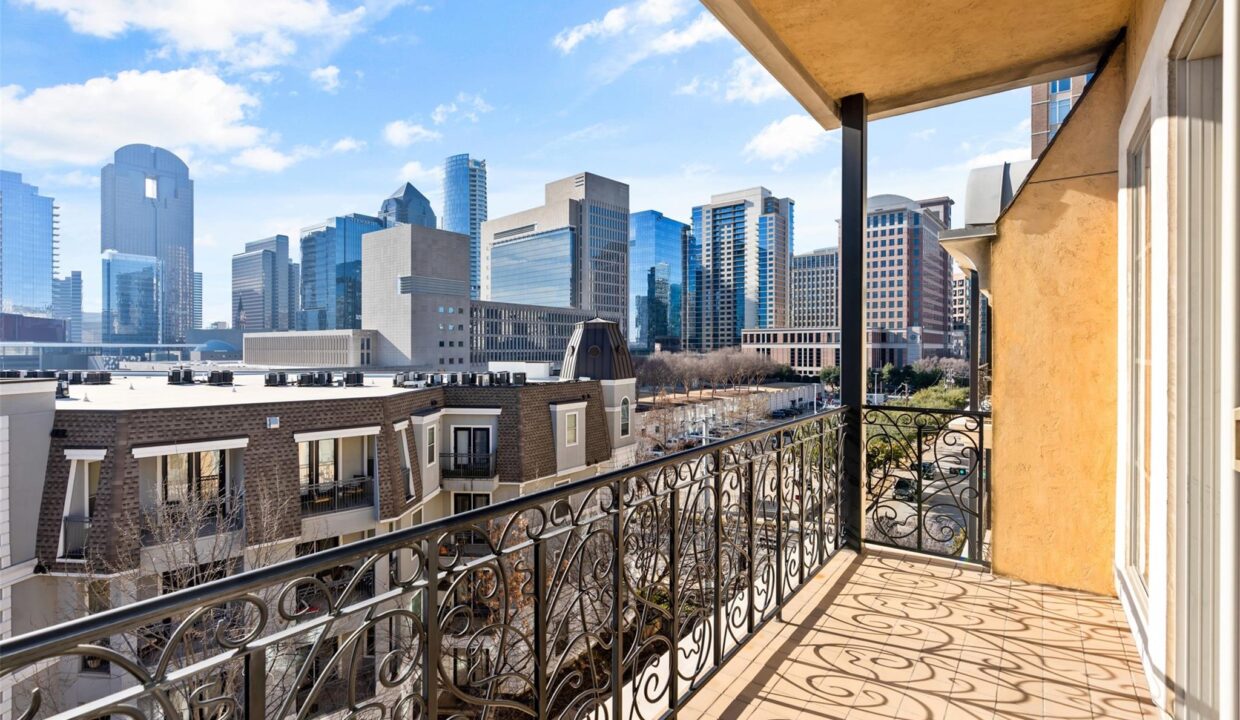 21-2300-leonard-street-505-dallas-tx-75201-balcony