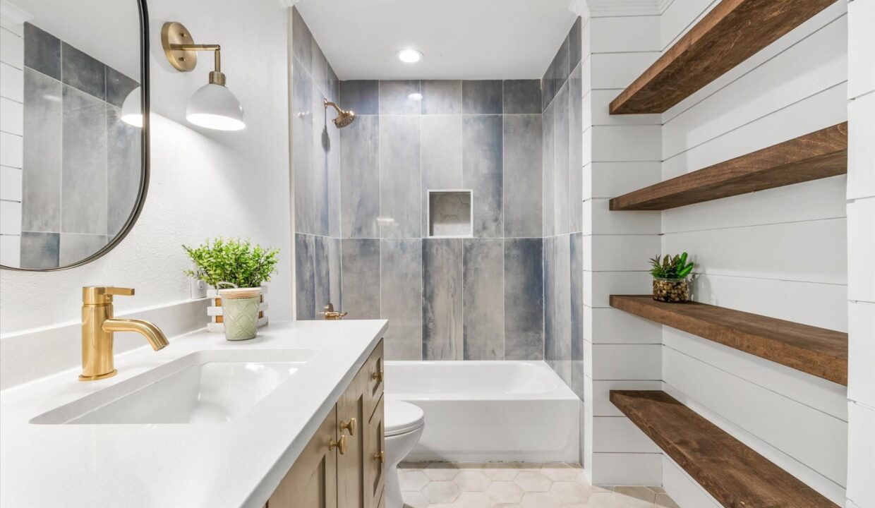 24-213-n-oaks-drive-grand-saline-tx-bathroom