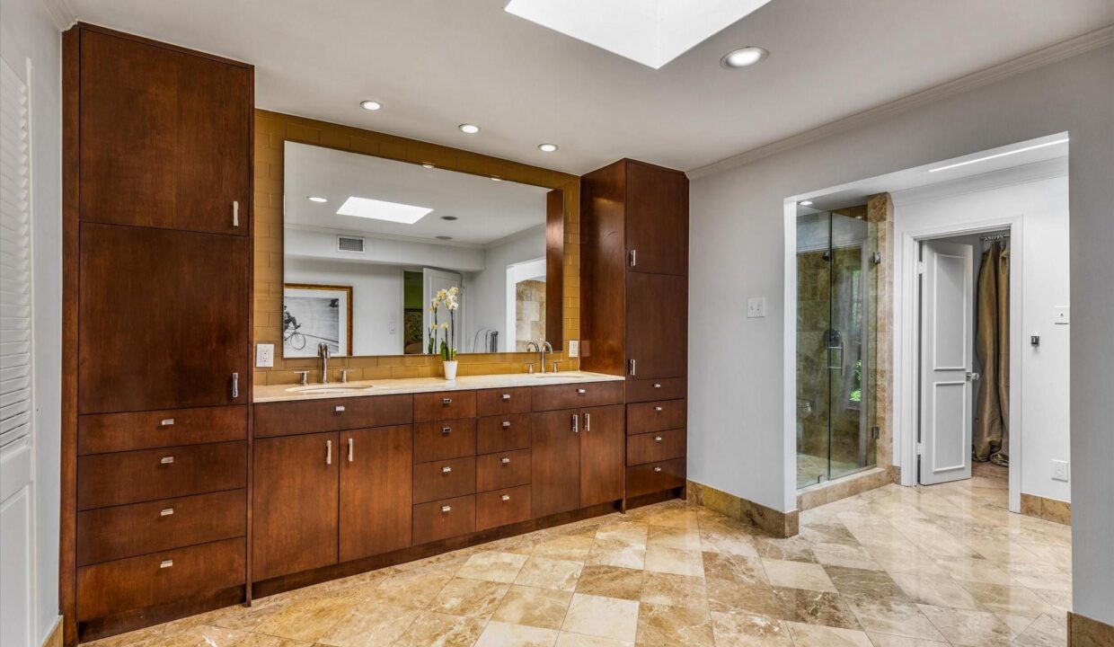 26-4646-christopher-place-dallas-bathroom