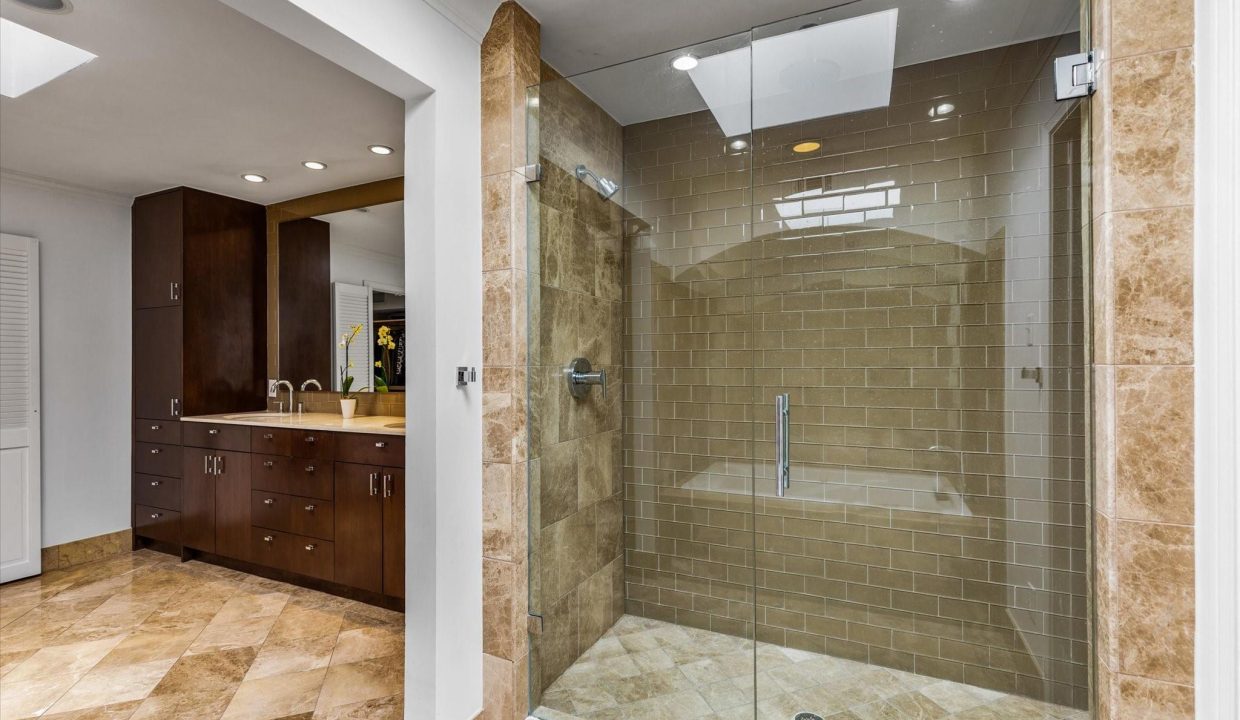 27-4646-christopher-place-dallas-bathroom