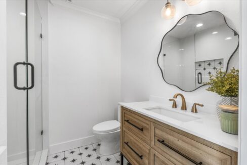 28-213-n-oaks-drive-grand-saline-tx-bathroom