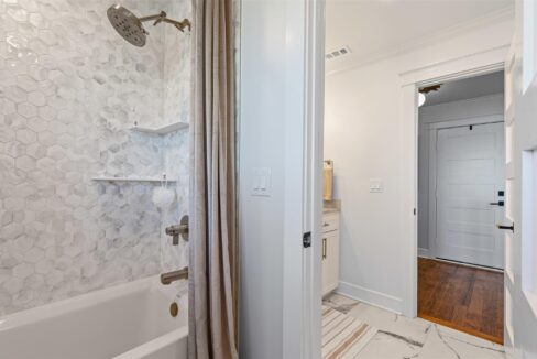 28-3204-bouvier-st-rowlett-tx-bathroom-prominus-real-estate
