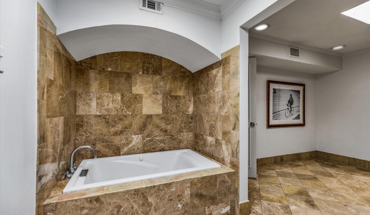 28-4646-christopher-place-dallas-bathroom