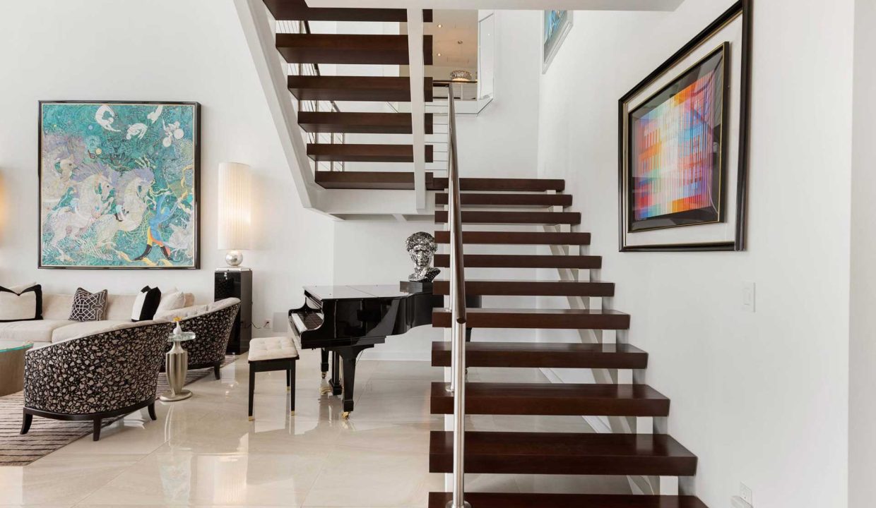 2900-mckinnon-st-dallas-staircase