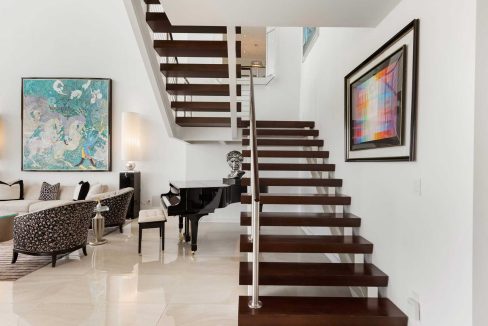 2900-mckinnon-st-dallas-staircase