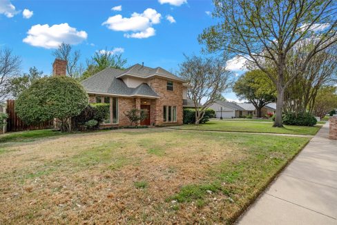 3-3007-creekview-drive-grapevine-tx-front-yard