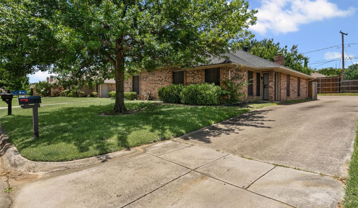 3-5216-wild-horse-ct-arlington-tx-living-driveway