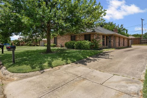 3-5216-wild-horse-ct-arlington-tx-living-driveway