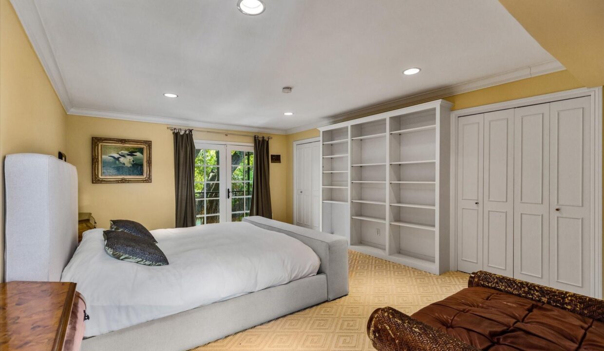 31-4646-christopher-place-dallas-bedroom