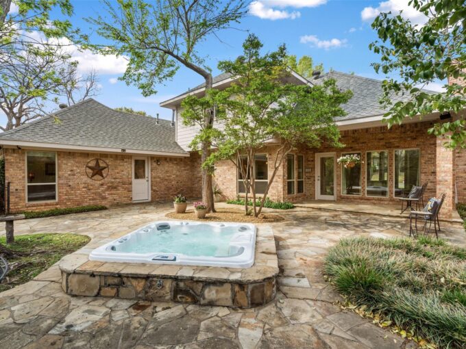 3007 Creekview Drive Grapevine TX hot tub