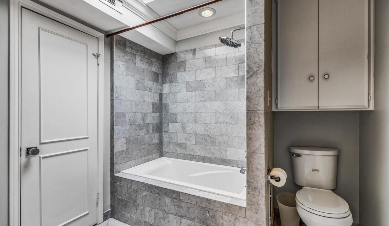 36-4646-christopher-place-dallas-bathroom-prominus
