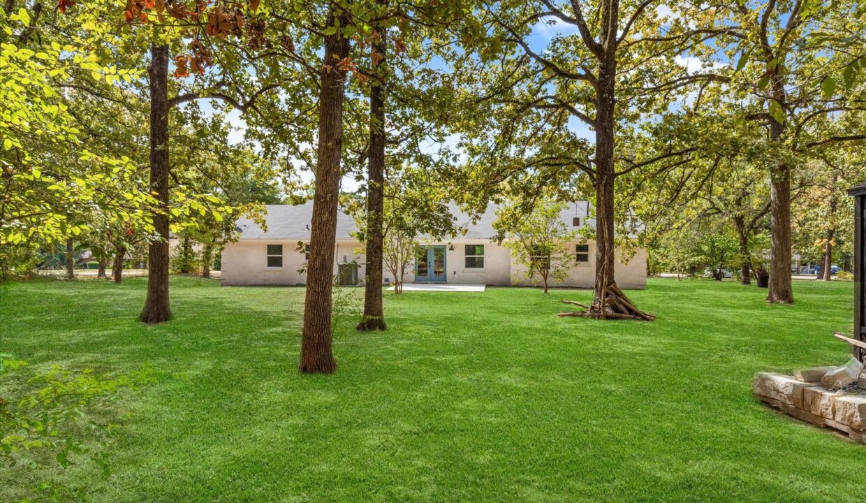 37-213-n-oaks-drive-grand-saline-tx-back-yard